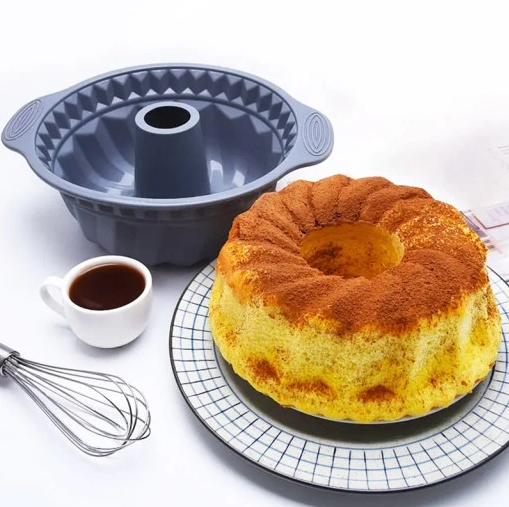 EN STOR SILIKONFORM FOR BAKING AV BØLGEFORMET KAKE 24CM