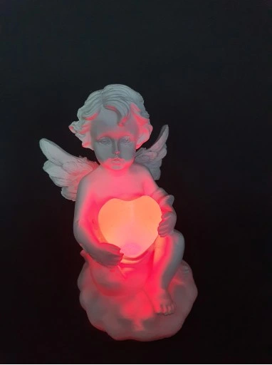 MAGISK ENGLESTATUE MED LED-LYSENDE HJERTE - ROMANTISK SKIFTENDE FARGER - EKSKLUSIV 11X7CM SAMLEROBJEKT