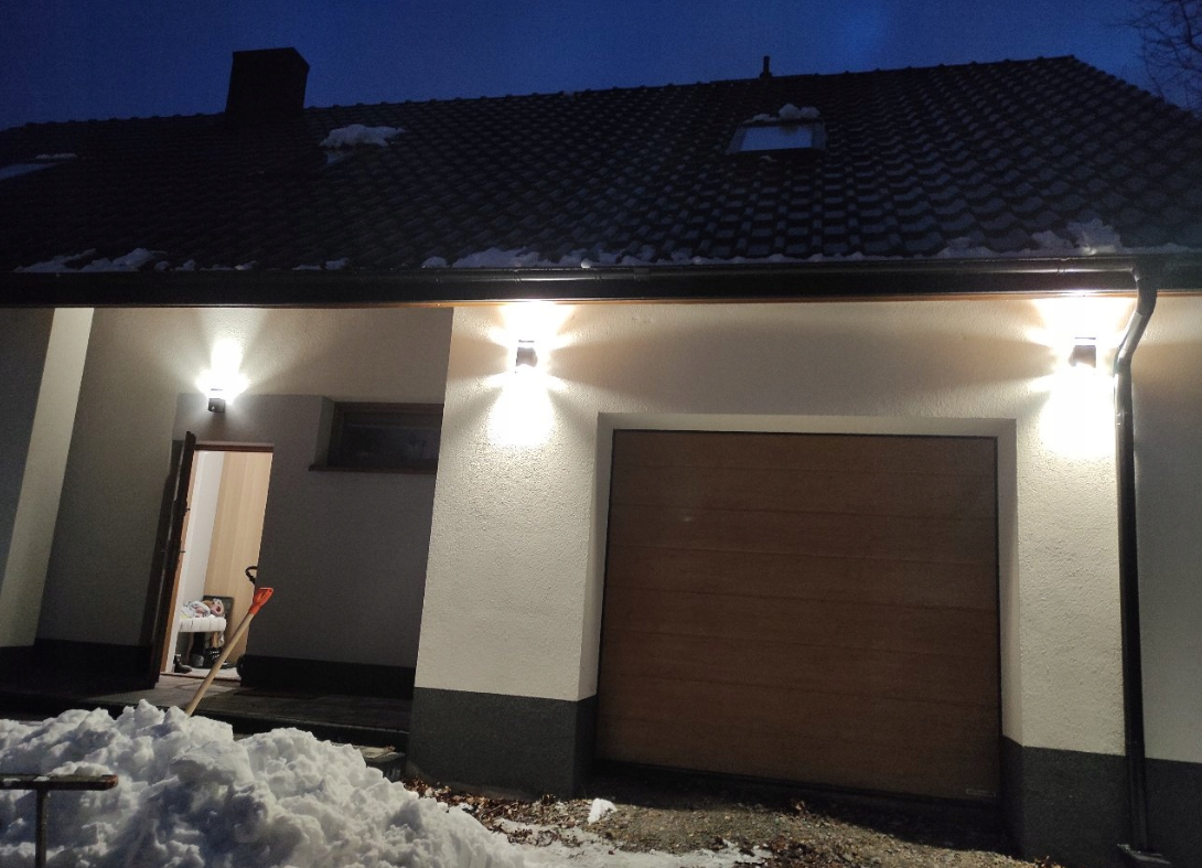 AURASENSE - ARKITEKTONISK BEVEGELSESAKTIVERT UTVENDIG ARMATUR FOR ESTETISK FASADEBELYSNING