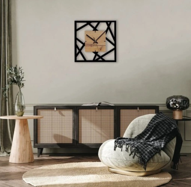 MODERNE 33X33CM VEGGHENGT KLOKKE I SORT OG EIK - TIDLØS ELEGANSE FOR ETHVERT ROM