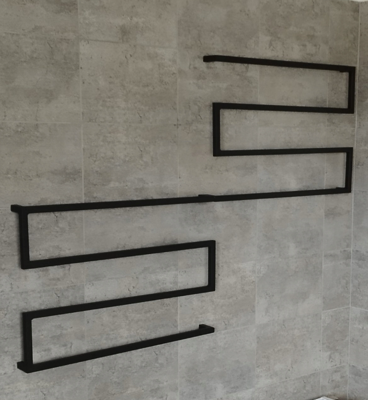 ZIG ZAG HÅNDKLESTATIV - SKAP WOW-FAKTOREN PÅ BADET MED DENNE UNIKE DESIGNEDE SORTE VEGGHENGTE SIKK SAKK HÅNDKLESTATIV