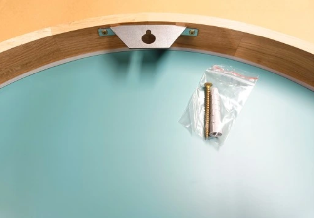 Rustikt rundt speil med ramme av naturlig furu, perfekt for skandinavisk interiørstil. Speilet har en tidløs design, fuktbestandig lakk og er ideelt til bad, stue, eller soverom. Laget med høykvalitets AGC Glass Europe for krystallklar refleksjon.