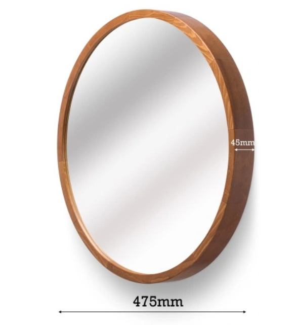 Rustikt rundt speil med ramme av naturlig furu, perfekt for skandinavisk interiørstil. Speilet har en tidløs design, fuktbestandig lakk og er ideelt til bad, stue, eller soverom. Laget med høykvalitets AGC Glass Europe for krystallklar refleksjon.