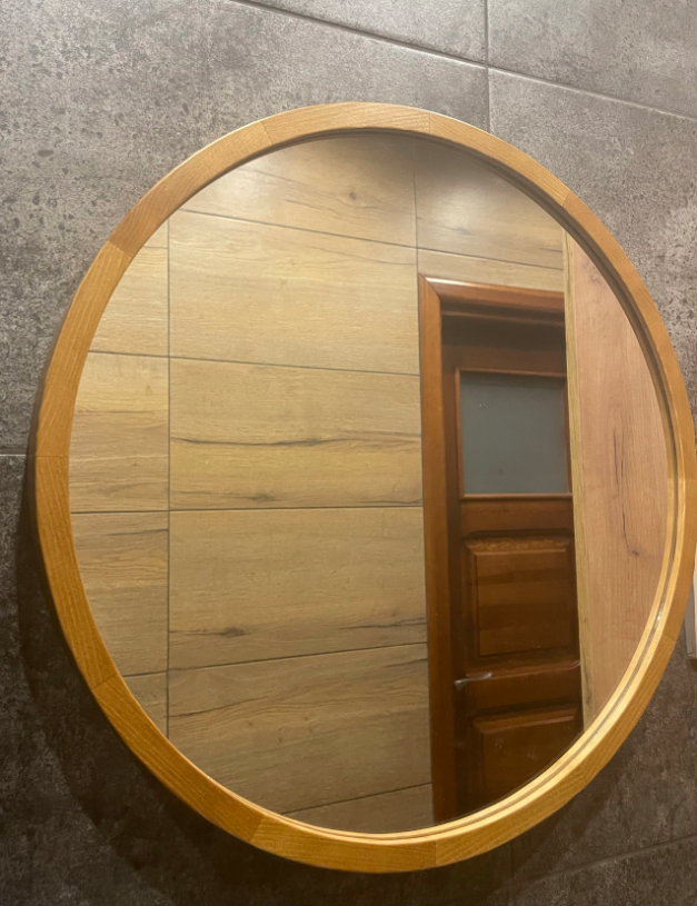 Rustikt rundt speil med ramme av naturlig furu, perfekt for skandinavisk interiørstil. Speilet har en tidløs design, fuktbestandig lakk og er ideelt til bad, stue, eller soverom. Laget med høykvalitets AGC Glass Europe for krystallklar refleksjon.