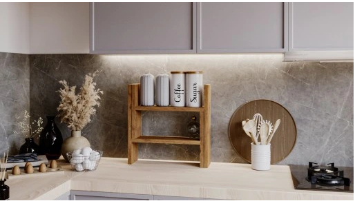 Justerbar kjøkkenhylle i Lancelot-design, laget av premium 18 mm laminert tre i naturlig trefarge. Størrelse: Høyde 44 cm, bredde 40-74 cm, dybde 12 cm. Perfekt til kjøkkenoppbevaring av krydder, flasker og småartikler.